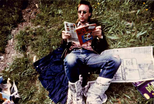 Kawowski reads the Evening Post with his toes 1986